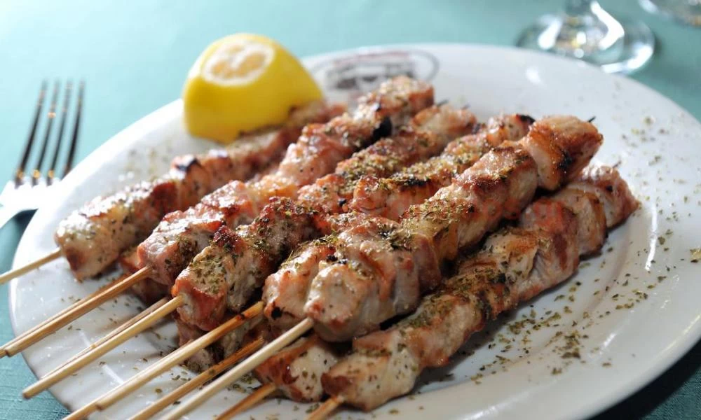 "Ακριβό μου σουβλάκι"! Έρχονται αυξήσεις "φωτιά" - Που θα φτάσει η τιμή του